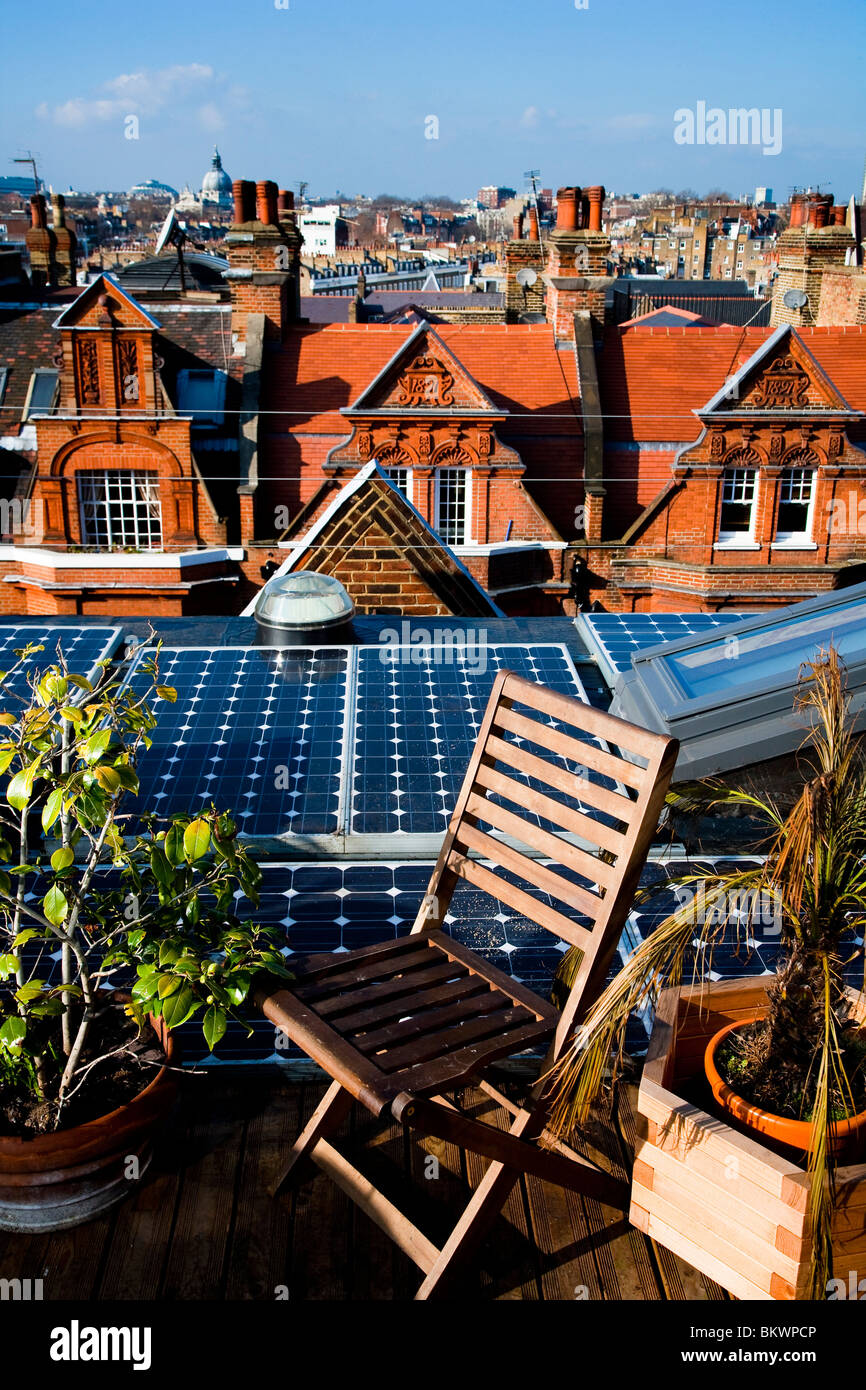 © Naki Kouyioumtzis panneaux solaires montés sur le toit., Chelsea, London, UK. Banque D'Images