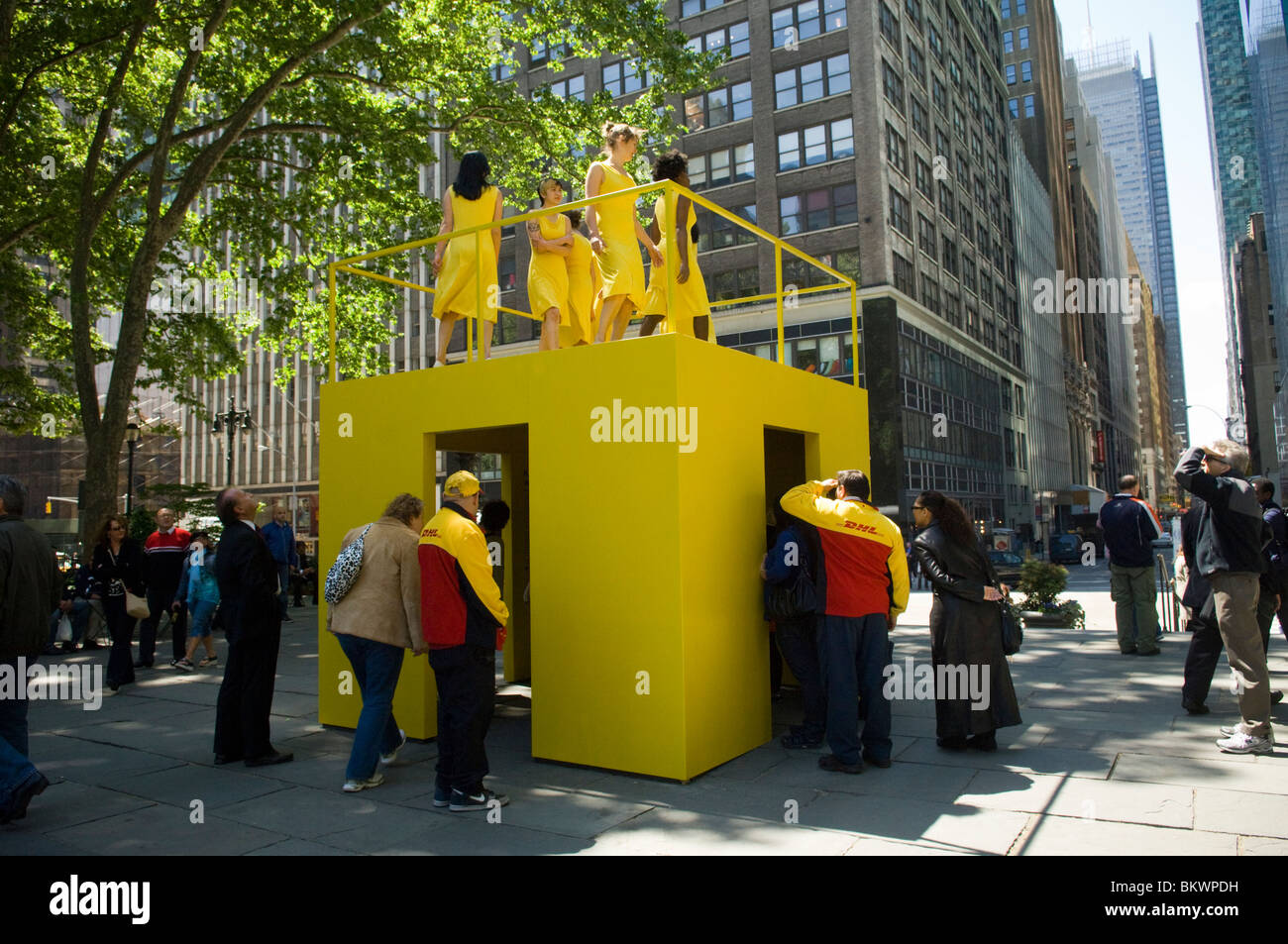 Les femmes effectuent la marche 'Walk', un projet d'art de l'artiste Kate Gilmore, dans Bryant Park à New York Banque D'Images