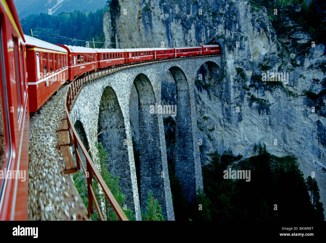Train Glacier Express, Viaduc de Landwasser, tunnel, village de Filisur Filisur, Canton des Grisons, Suisse, Europe, Banque D'Images