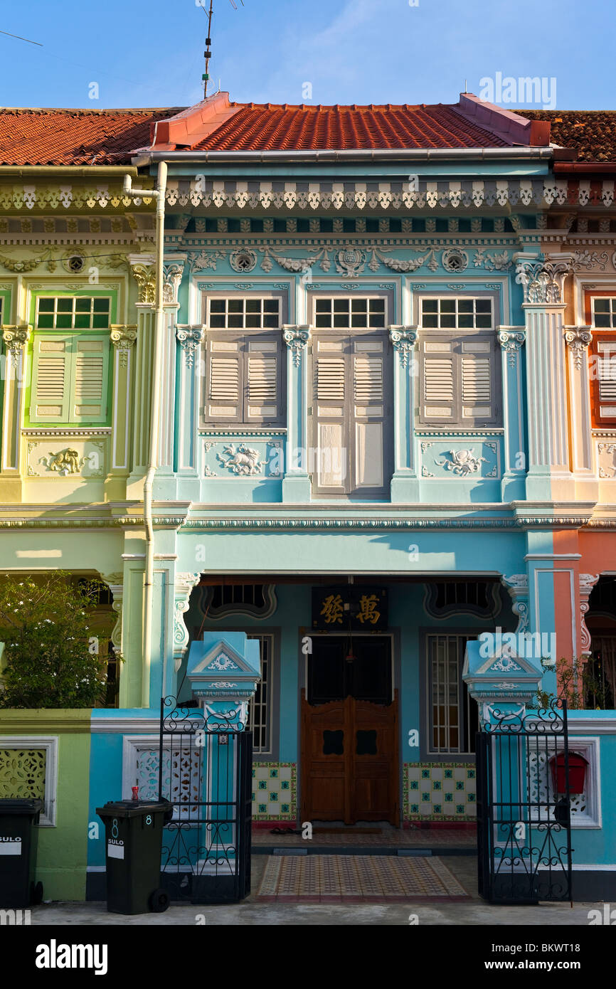 Singapour, Joo Chiat. Maisons-boutiques Peranakan traditionnelle, Koon Seng Road. Banque D'Images