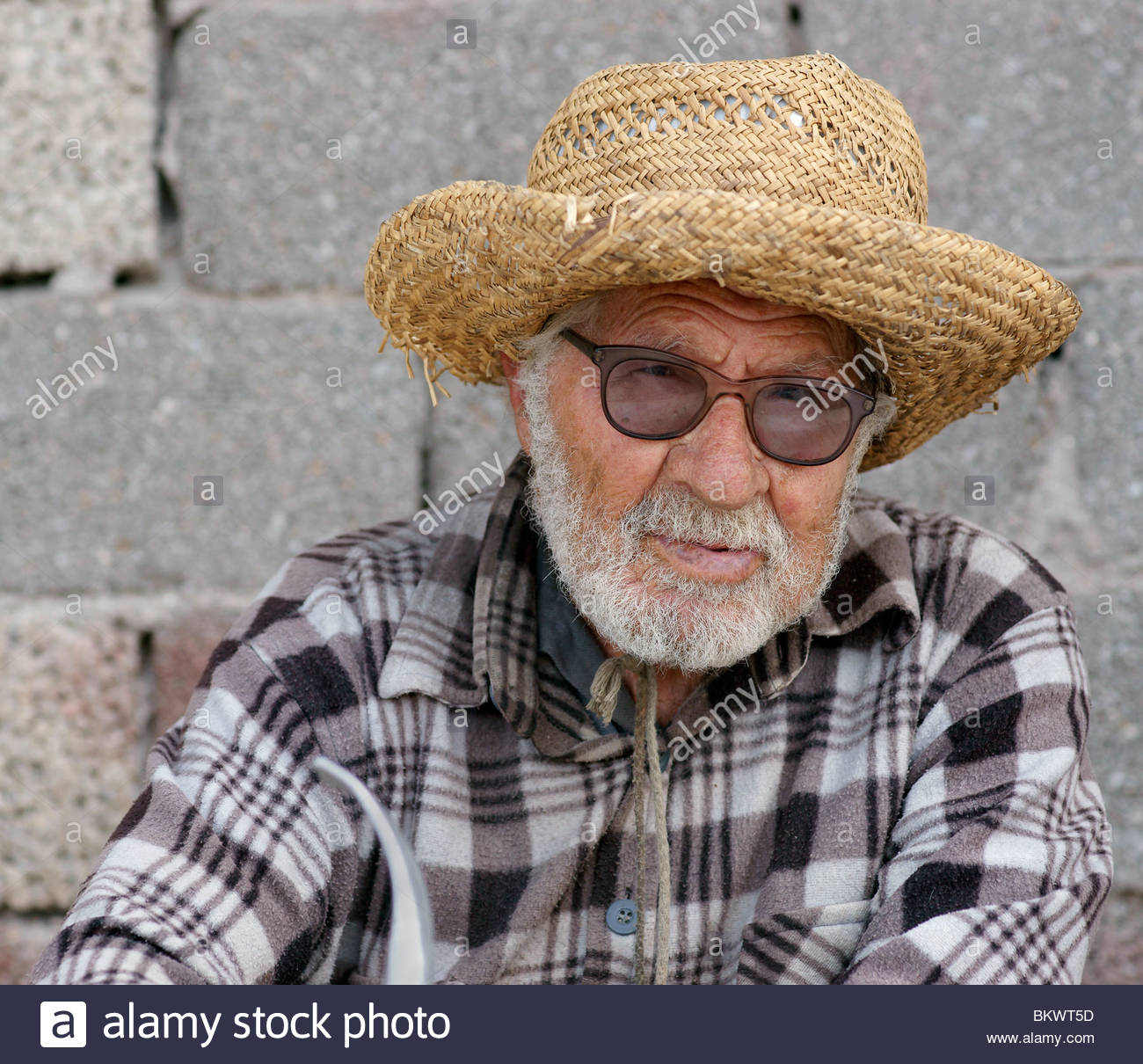 Le grec ancien homme portant chapeau de paille et lunettes de Grèce Photo  Stock - Alamy