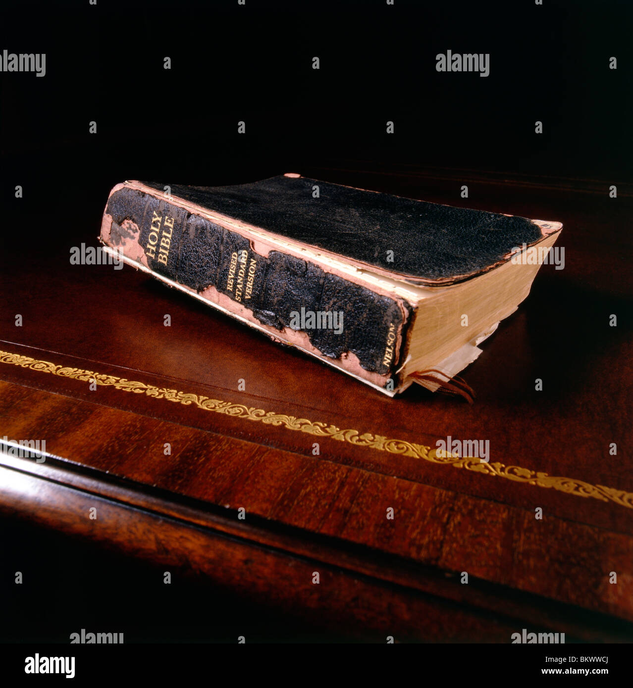 La vie encore l'étude d'une Bible sur un bureau ancien en cuir haut Banque D'Images