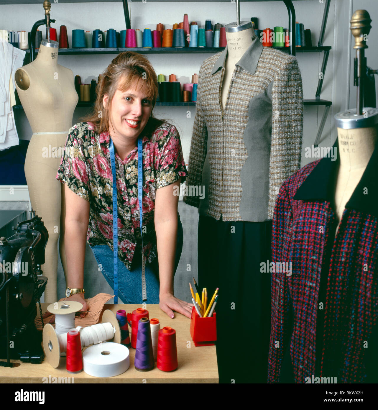 Portrait de femme entrepreneur de l'environnement dans son design unique pour l'industrie de la mode Banque D'Images