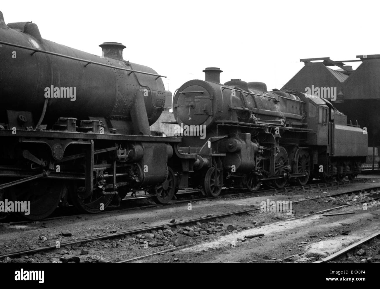 Il y a deux pas de moteurs au depot pendant les derniers jours de vapeur sur le rail britannique Banque D'Images