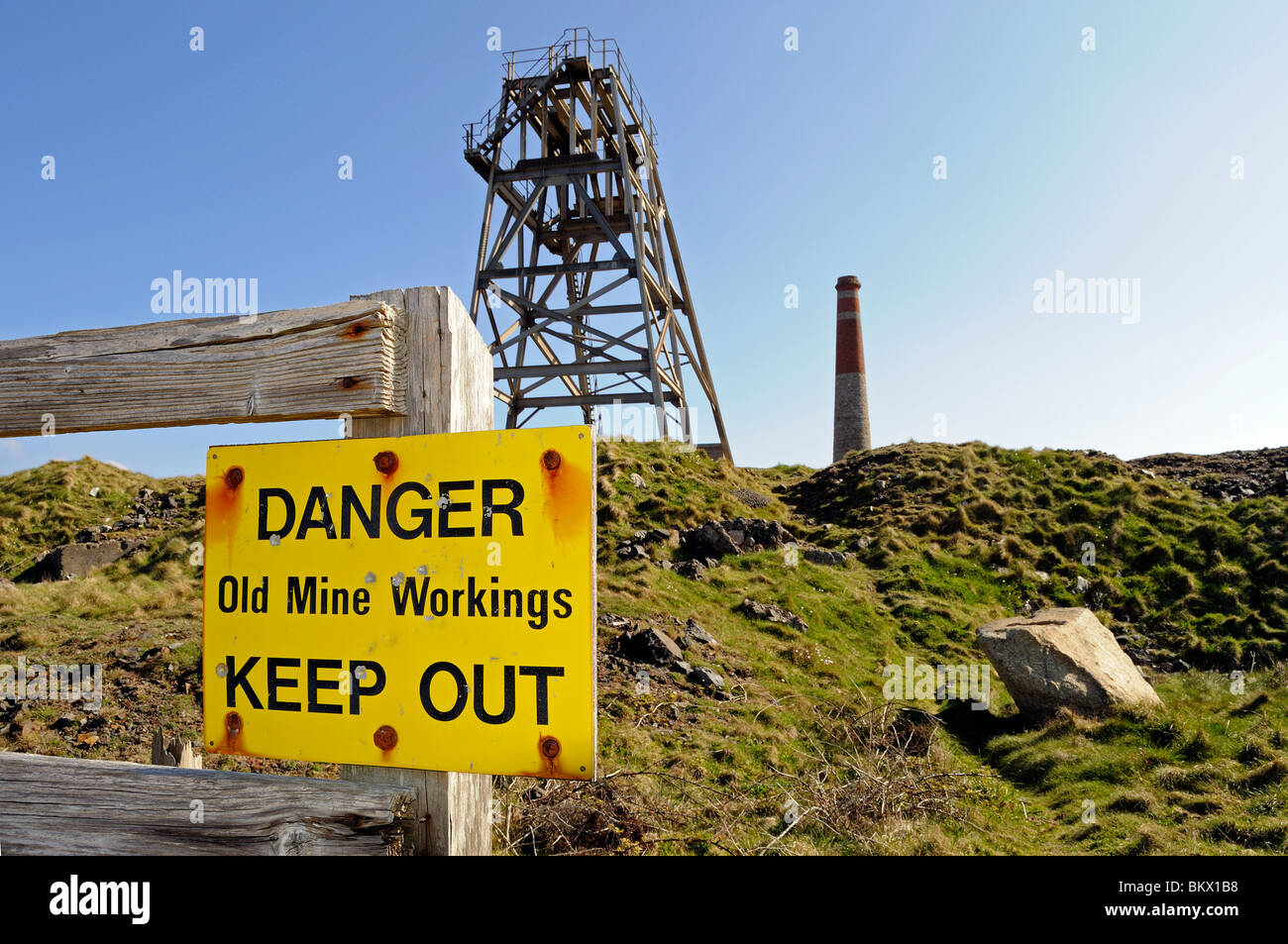 Panneau de danger à une ancienne mine d'étain près de pendeen à Cornwall, uk Banque D'Images