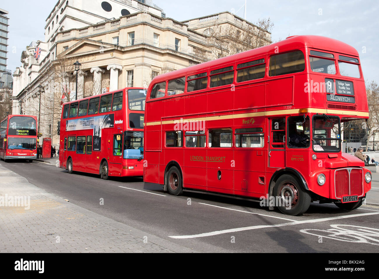 Trois bus arrivant ensemble, Trafalgar Square Londres Banque D'Images