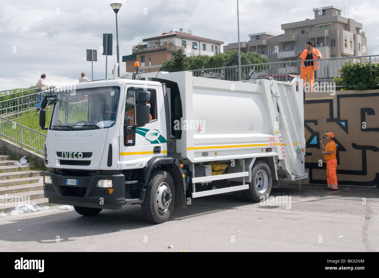 Camion benne dustcart charrettes de la poussière des ordures corbeille panier camion camions camions coopératives privées binman binmen homme hommes Banque D'Images