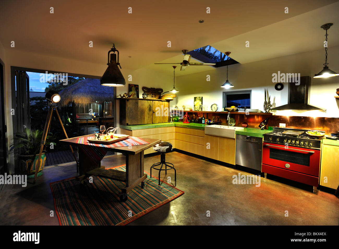 Une cuisine moderne dans un sub-tropicales accueil Banque D'Images