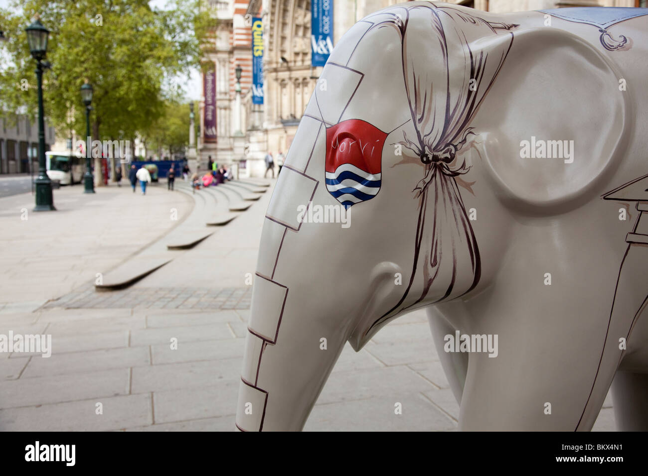 Est moins Morvi par Nicki Haslam. Un éléphant peint à l'extérieur du Victoria & Albert Museum, Londres, Royaume-Uni. Cliquez sur l'image pour plus d'info. Banque D'Images