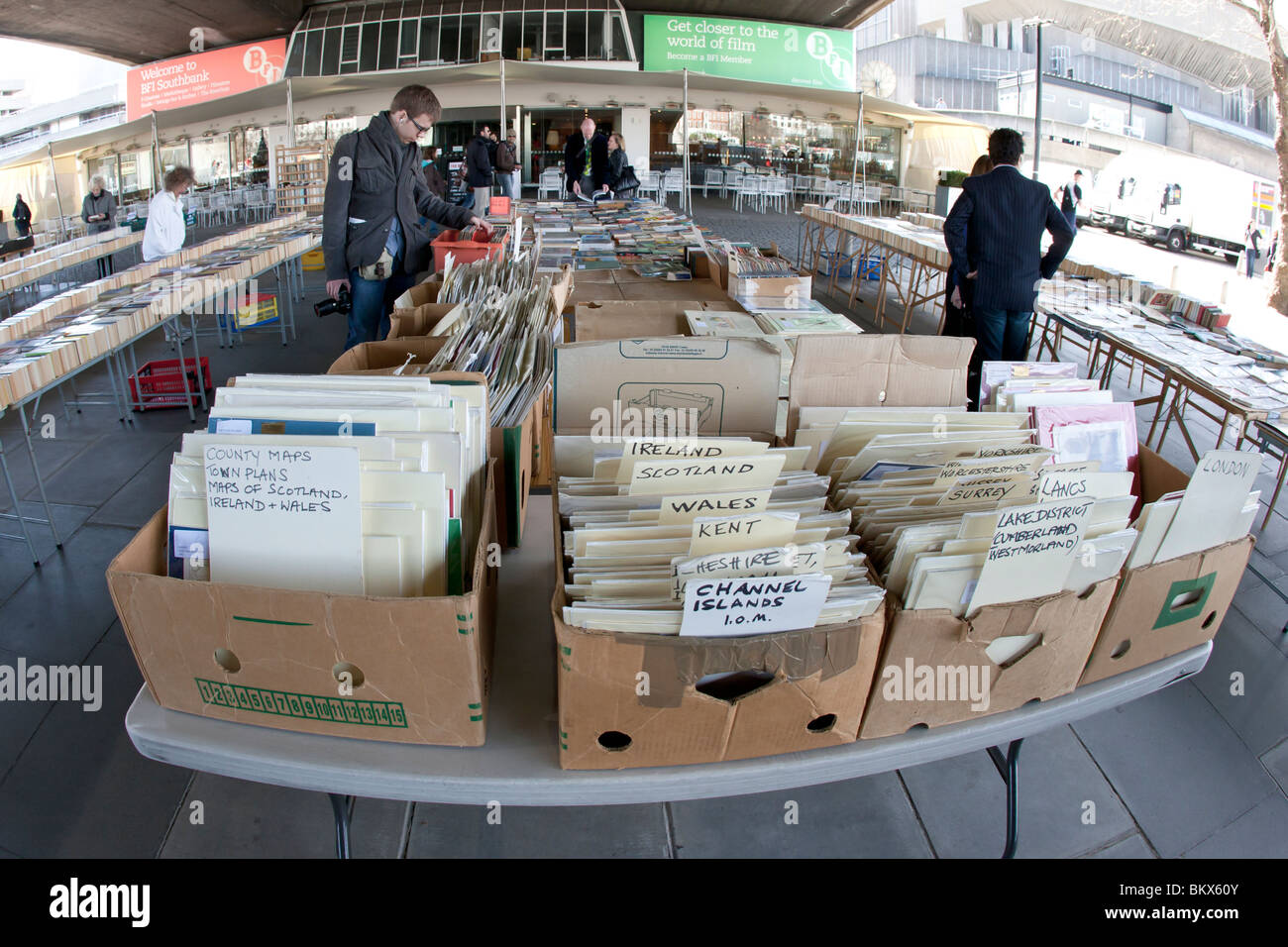 Vente des cartes sur le marché du livre de la Banque du Sud, Banque D'Images