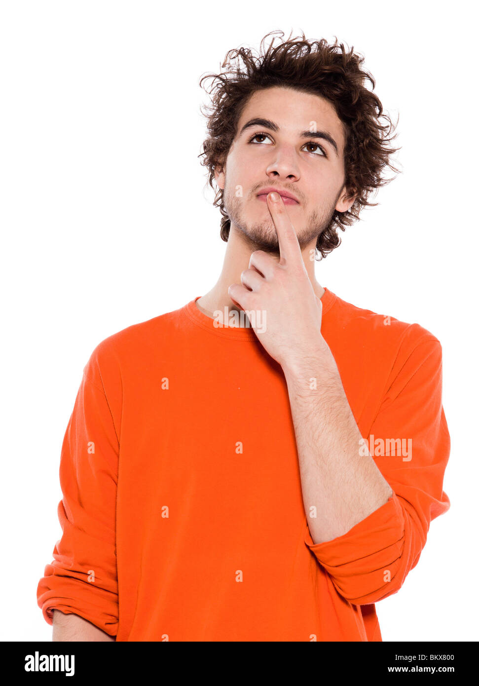 Un jeune homme jusqu'à la pensée en studio portrait isolé sur fond blanc Banque D'Images