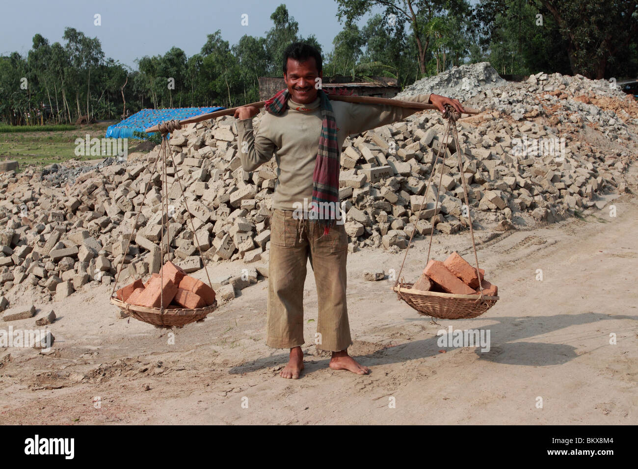 Homme portant du Bangladesh rural en briques briqueteries, Bangladesh Banque D'Images