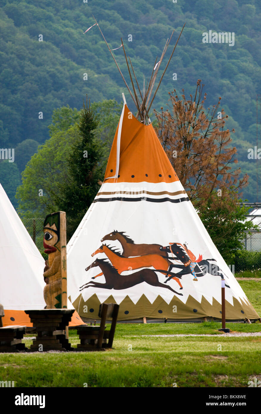 Les Américains autochtones village avec leurs wigwams. Banque D'Images