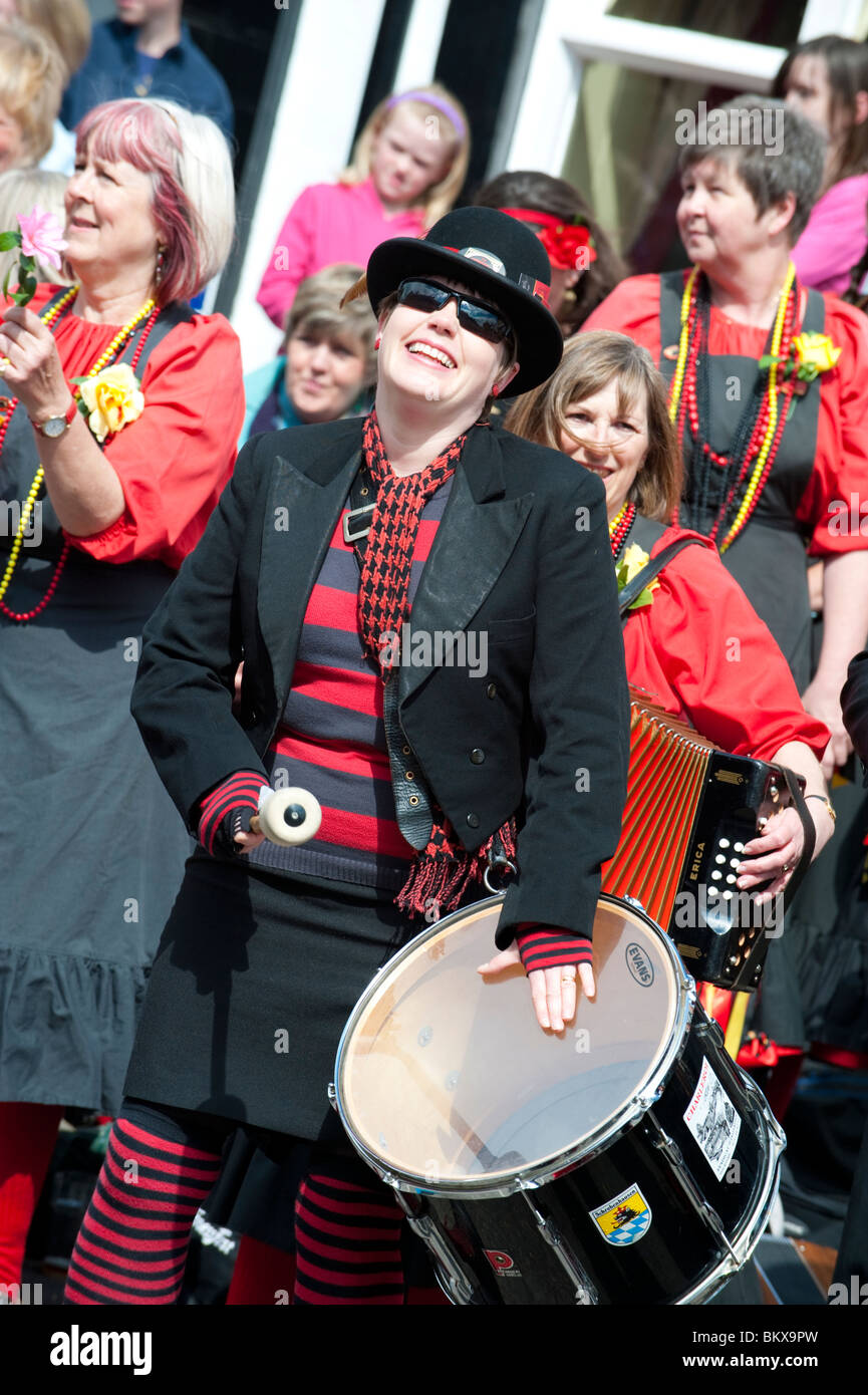 Batteur avec des hommes de fer et Severn Gilders Morris Dancers, Royal Botanic Gardens, Kew Green Man Festival, Shropshire Banque D'Images