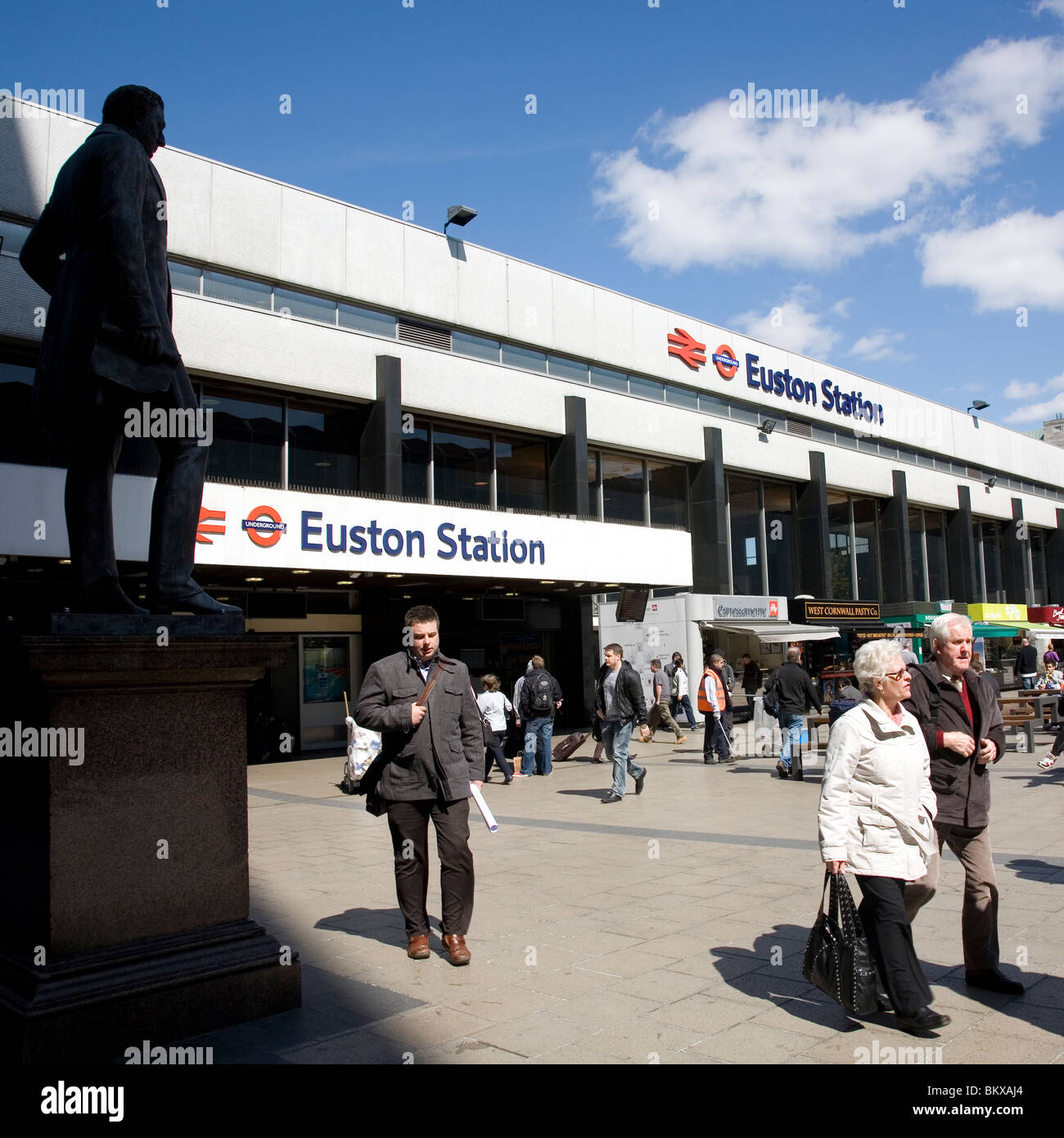 La Station Euston - Londres. Robert Stephenson statue par Carlo Marochetti sur la gauche. Banque D'Images