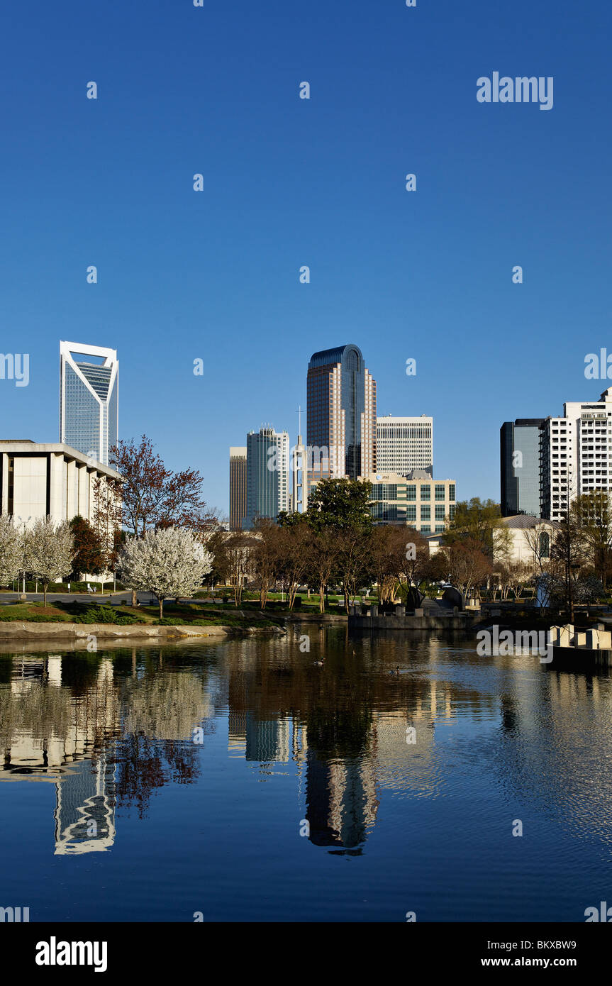 Charlotte North Carolina Skyline reflète dans la région de Lake Parc Marshall Banque D'Images