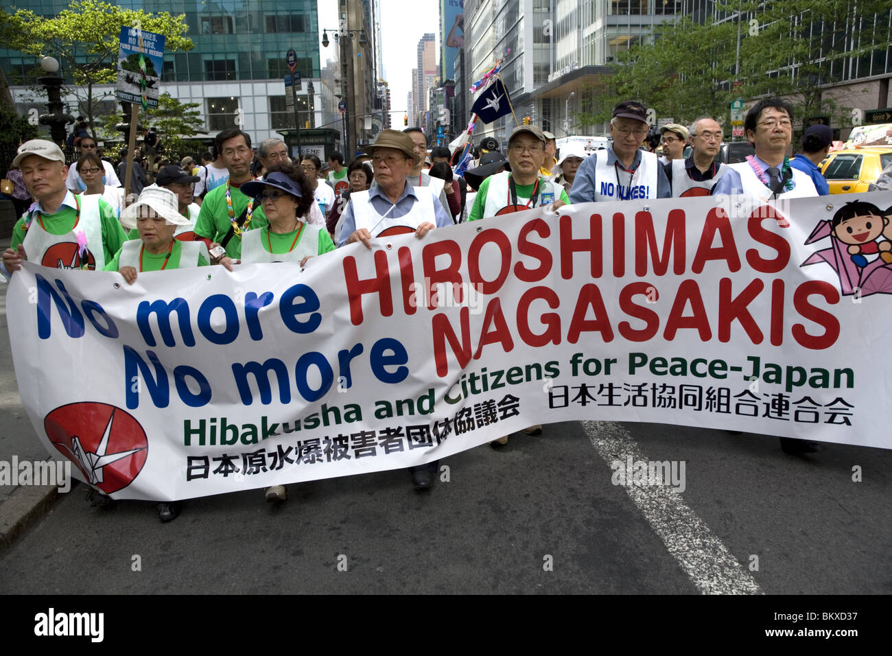 2 mai 2010 : International ant-démonstration d'armes nucléaires et la paix mars à l'Organisation des Nations Unies à New York City Banque D'Images