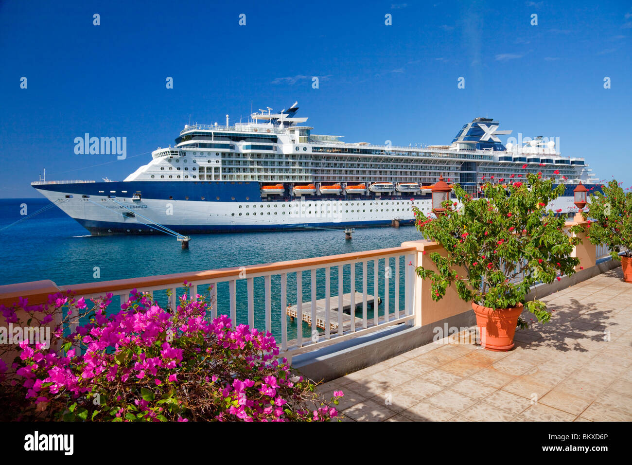 Le navire de croisière de célébrité millénaire dans le port de Roseau, Dominique, West Indies. Banque D'Images