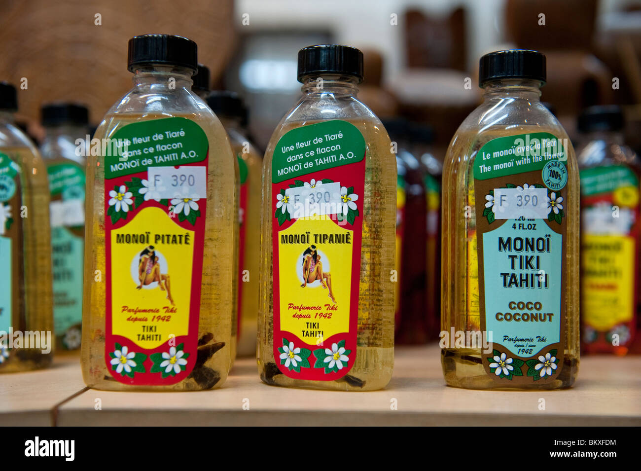 Le monoï parfum huile dans le Marché Municipal de Papeete, Tahiti. Banque D'Images