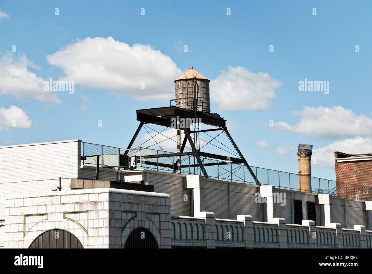 Ancien château d'eau en bois sur la plate-forme d'acier sur le toit de l'ancien bâtiment carrelage blanc sur la côté ouest de Manhattan New York Banque D'Images