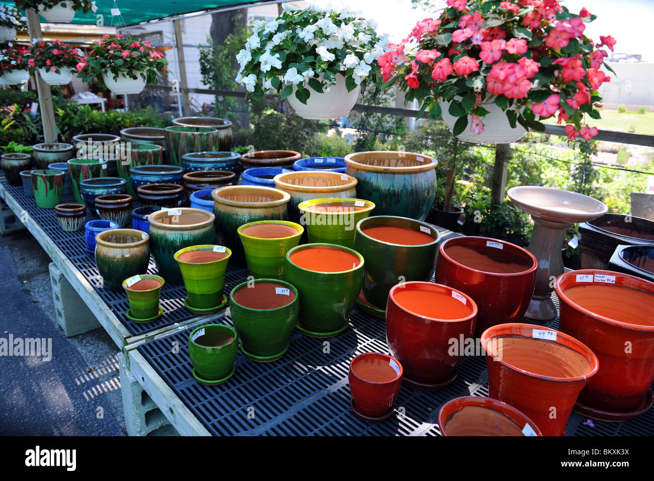 Les Pots de fleurs à vendre en pépinière Banque D'Images