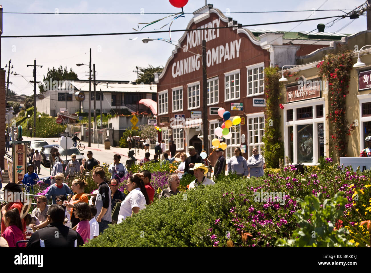 Tout au long de Cannery Row anciens entrepôts et des conserveries de sardines ont été convertis en magasins et restaurants Monterey CA Banque D'Images