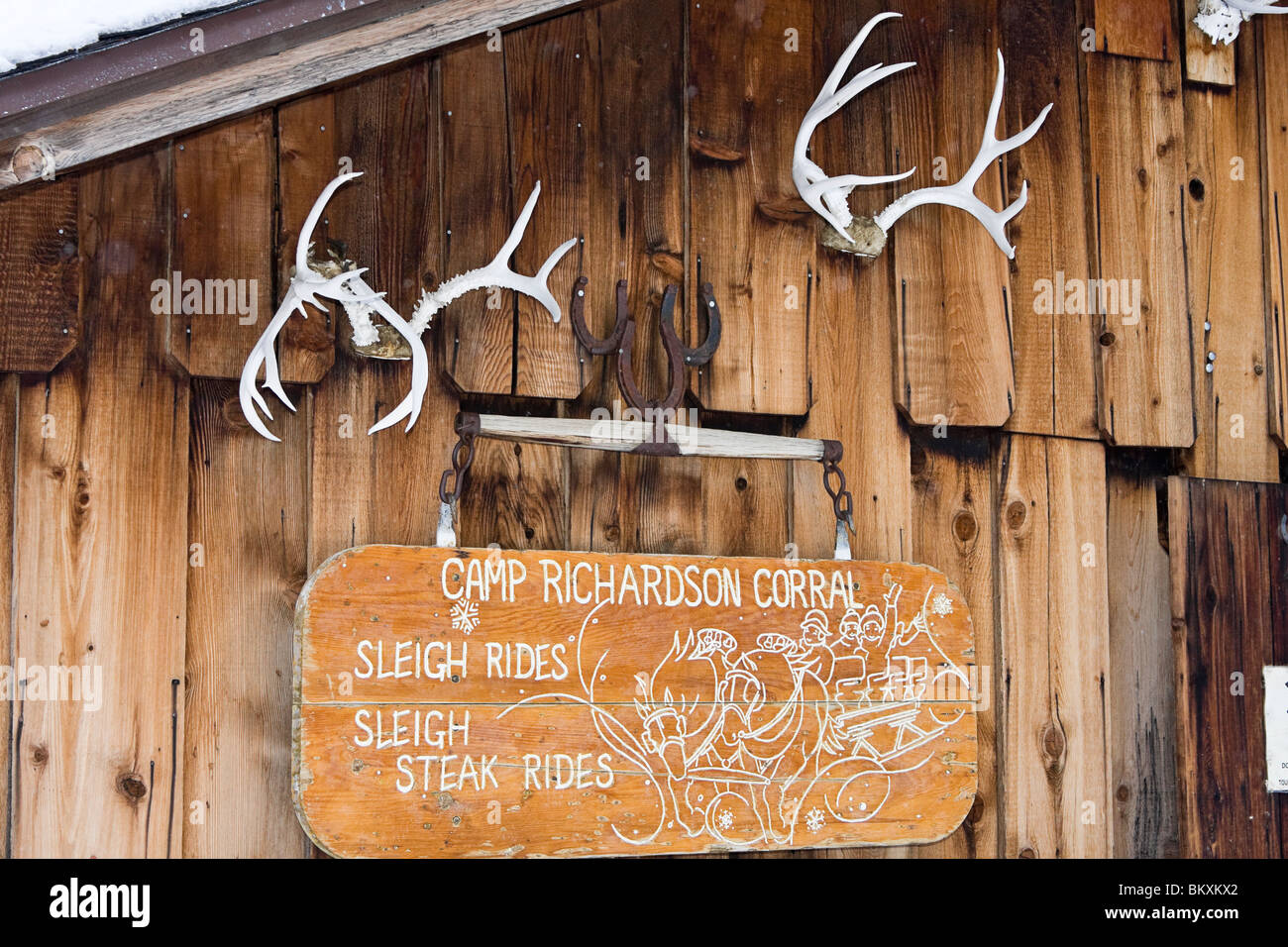 L'extérieur du bâtiment principal du ranch à Camp Richardson Corral, où les touristes peuvent monter dans des traîneaux tirés par des chevaux à travers les bois en hiver Banque D'Images