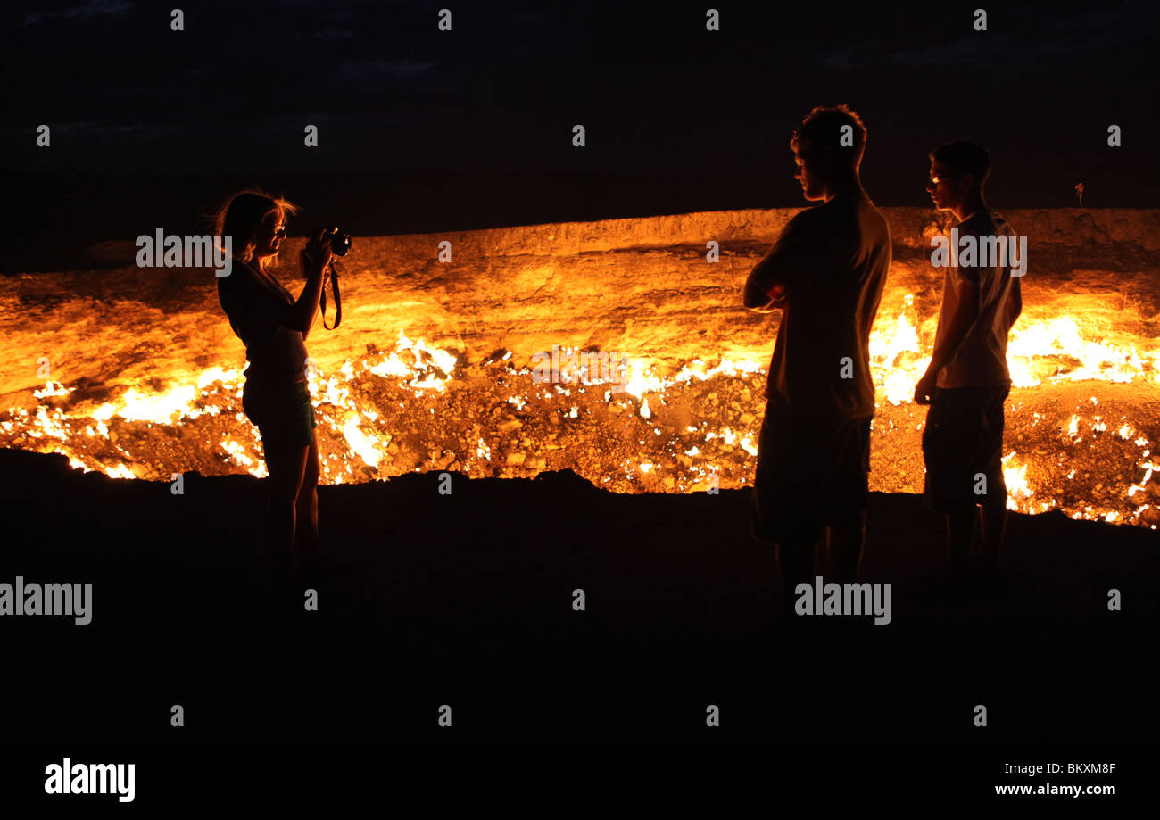 Derweze ou Darvaza, alias comme la porte de l'enfer est un énorme cratère de la combustion de gaz naturel dans le désert de Kara kum au Turkménistan. Banque D'Images