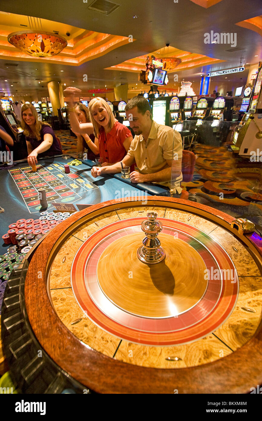 Sur scène salle de jeu de casino - pari joueurs excités comme roulette tourne, South Lake Tahoe, Nevada, USA. Banque D'Images