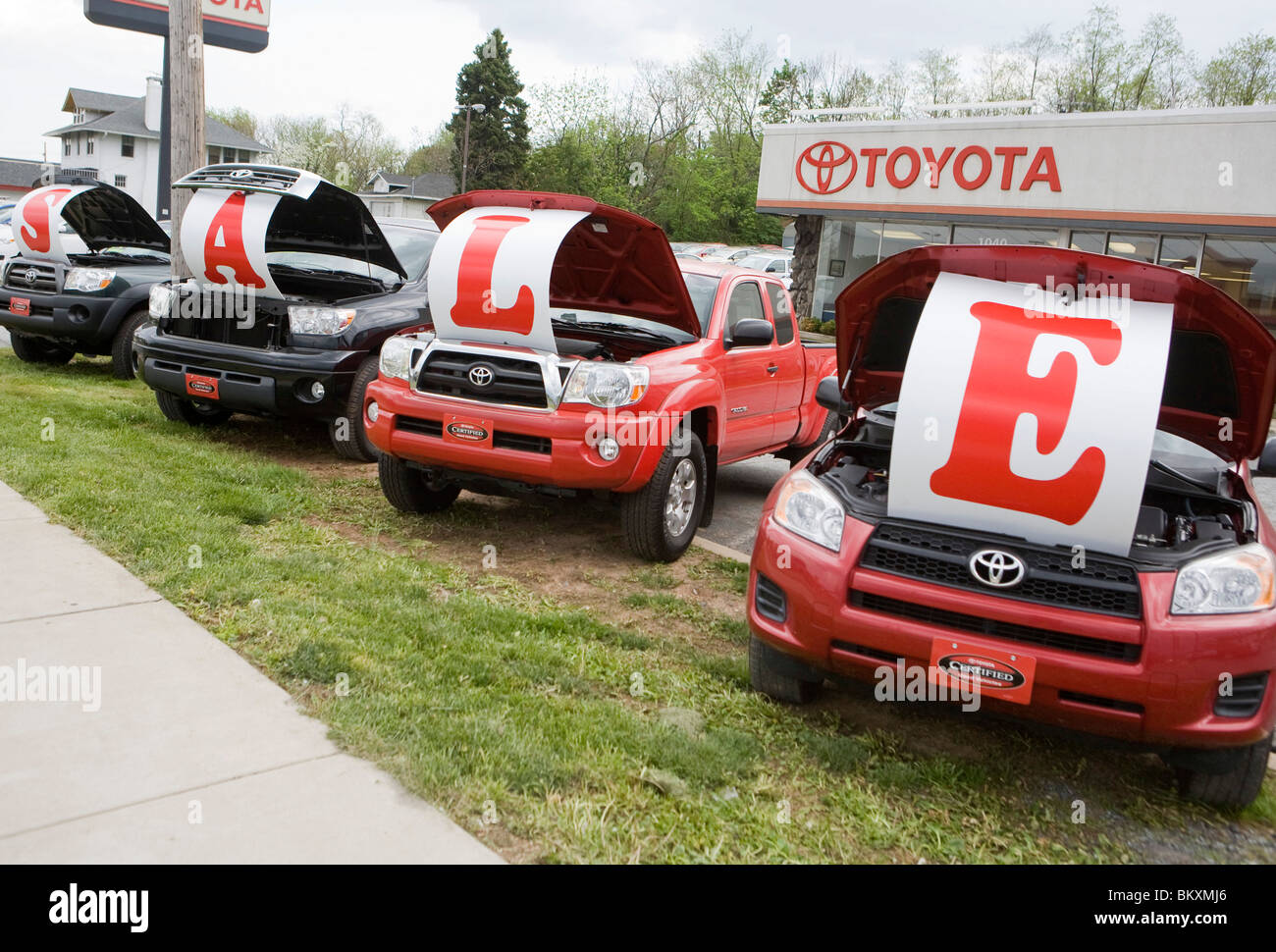 Les véhicules Toyota sur une concession lot avec une 'sale'. Banque D'Images