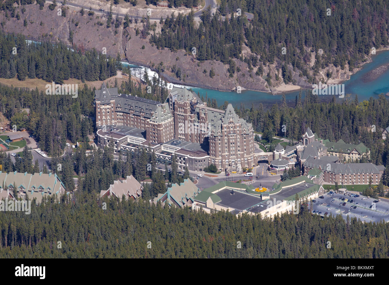 Tourelle de construction verte de l'Hôtel Fairmont Banff Springs Hotel en pin et sapin à côté de la rivière Bow, le mont Sulphur Banque D'Images