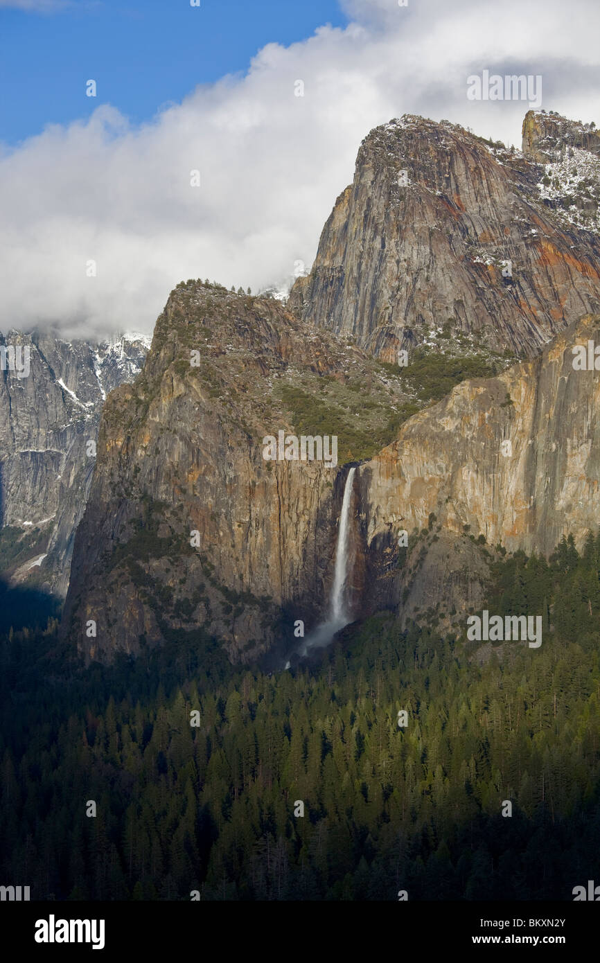 Yosemite National Park, CA : Bridalveil Falls dans la vallée de Yosemite, de l'oublier à Tunnel View Banque D'Images