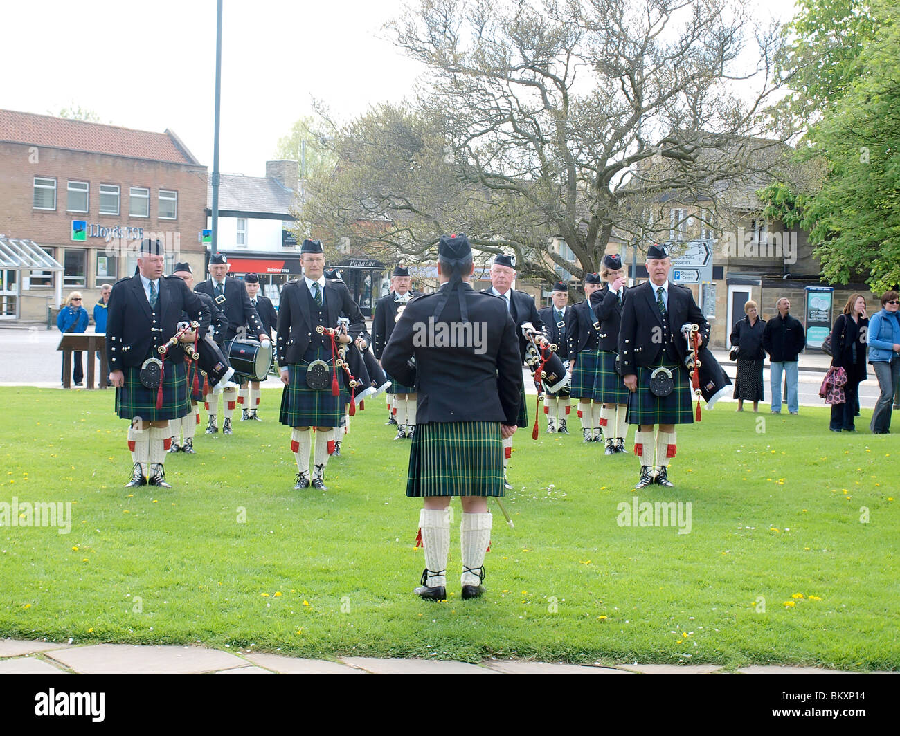 L'orchestre a joué de la cornemuse Morpeth au cours de Ponteland Parade dans le Northumberland. Banque D'Images