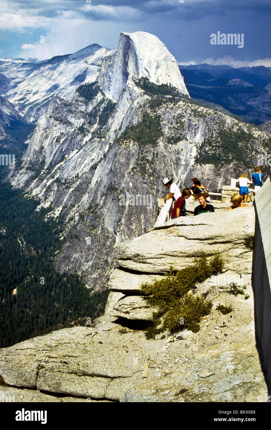 Demi dôme monument Yosemite National Park California USA pierre de granit glacier point de coupe visualiser nature randonnée naturel storm Banque D'Images