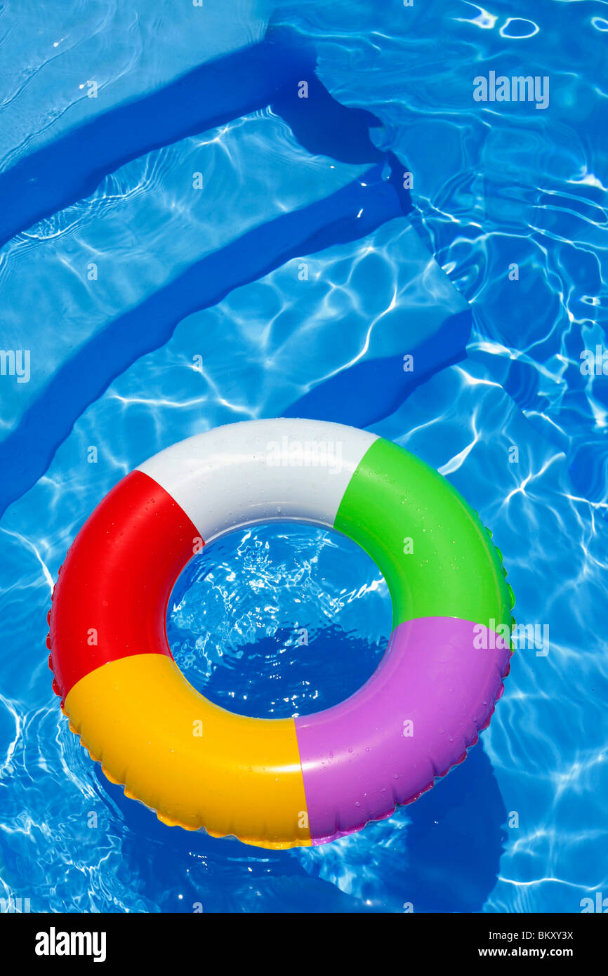 Jouet gonflable flottant dans une piscine bleu Banque D'Images