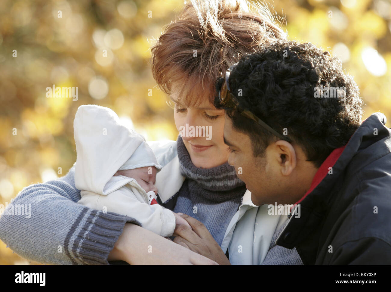 African American mari et femme de race blanche blanc multi ethnic holding newborn baby in hands Banque D'Images