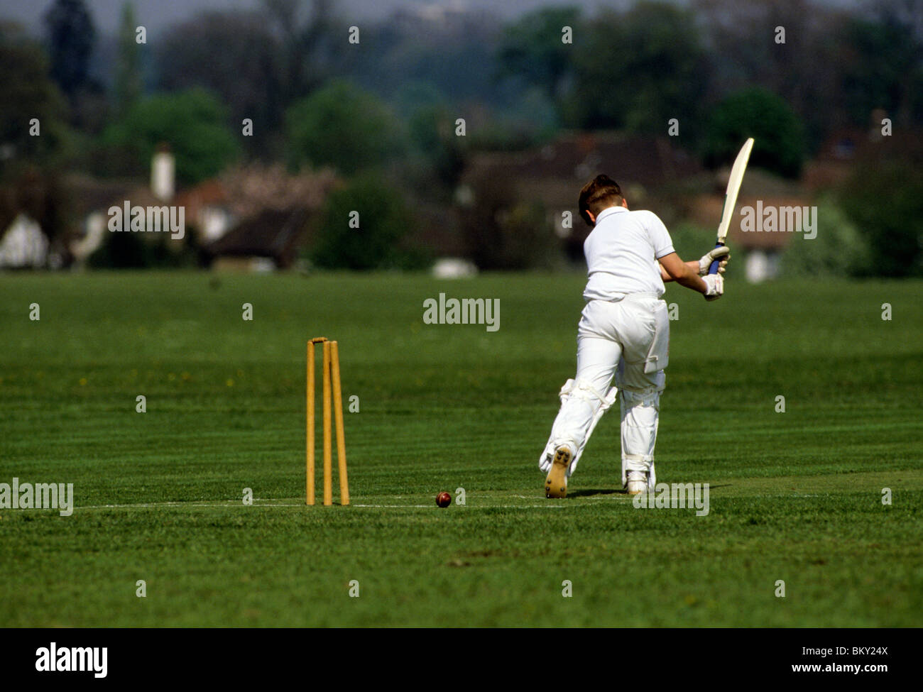 L'homme se balançant cricket hits un dur mais est joué dehors Banque D'Images