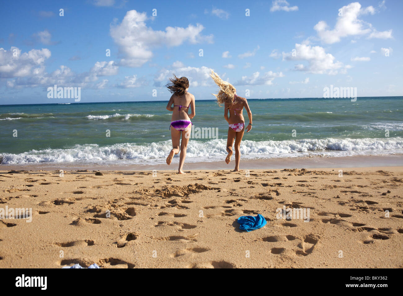 Deux adolescentes se déshabiller comme ils sont dans l'eau à la plage de Paia, Maui, Hawaii. Banque D'Images Deux adolescentes se déshabiller comme ils sont dans l'eau à la plage de Paia, Maui, Hawaii. Banque D'Images