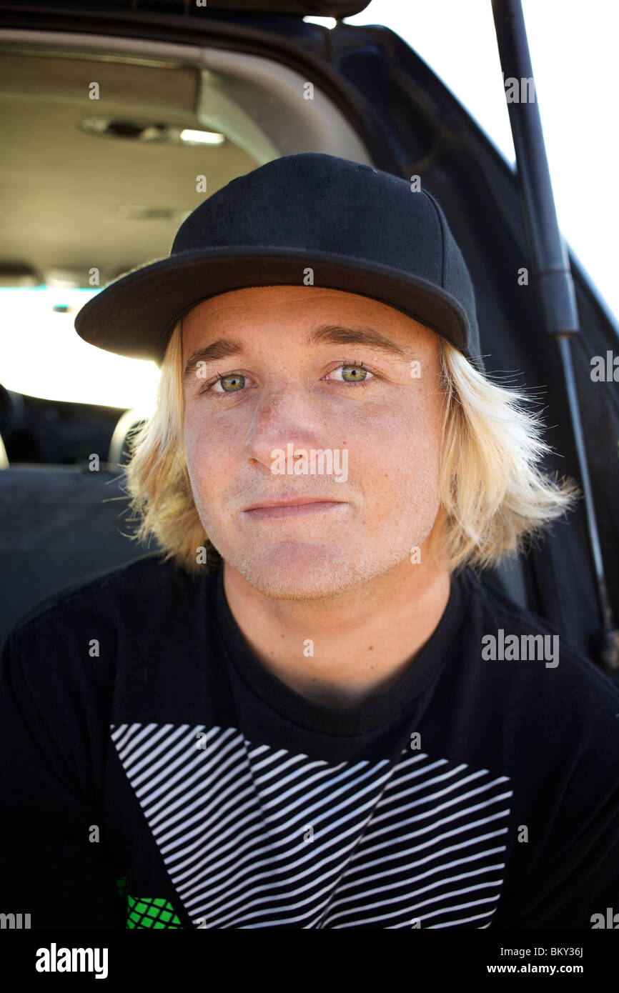 Portrait of teenage boy assis à l'arrière d'un VUS à San Diego, Californie. Banque D'Images Portrait of teenage boy assis à l'arrière d'un VUS à San Diego, Californie. Banque D'Images
