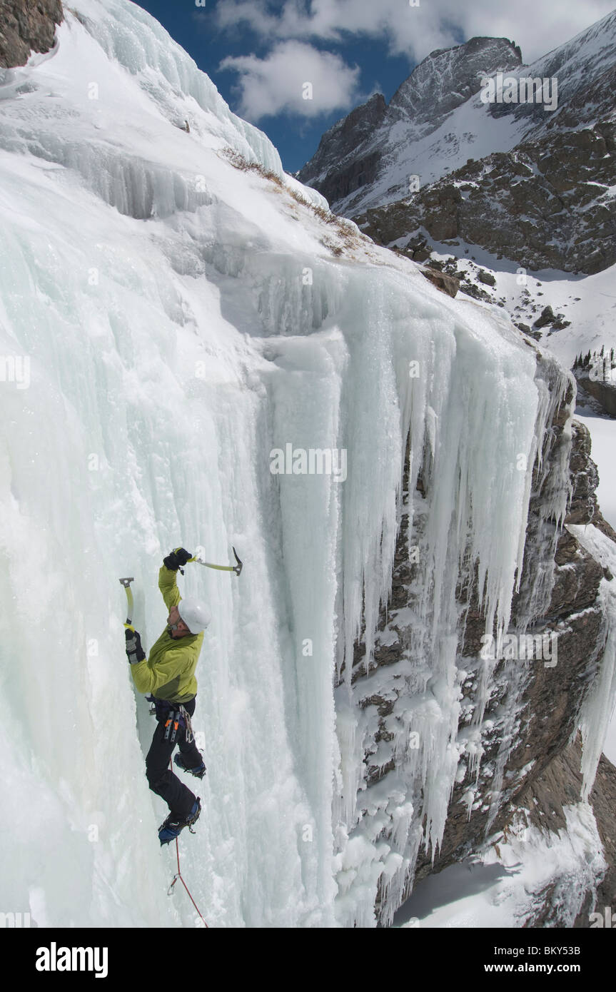 Un homme jusqu'à l'escalade sur glace cascade de glace à Willow Lake dans le montagnes Sangre de Cristo, Crestone, Colorado. Banque D'Images