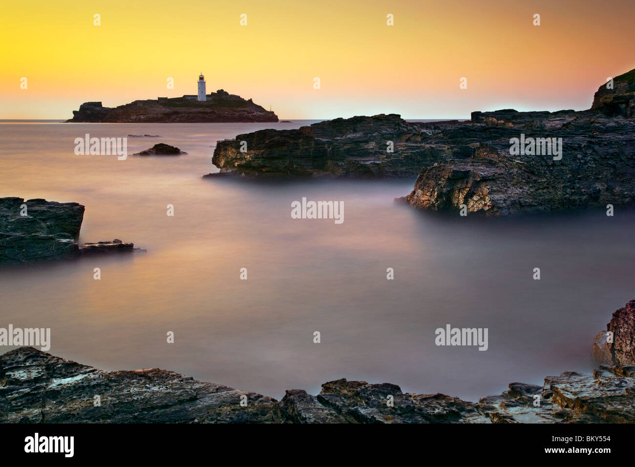 Le phare de Godrevy, Cornwall, au coucher du soleil Banque D'Images