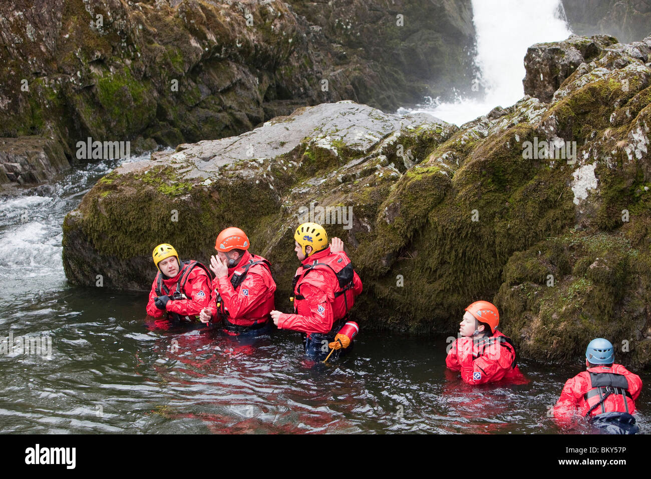 Les membres de l'/Langdale Ambleside Mountain Rescue Team train dans les techniques de sauvetage en eaux vives sur la rivière Brathay, Ambleside,UK Banque D'Images