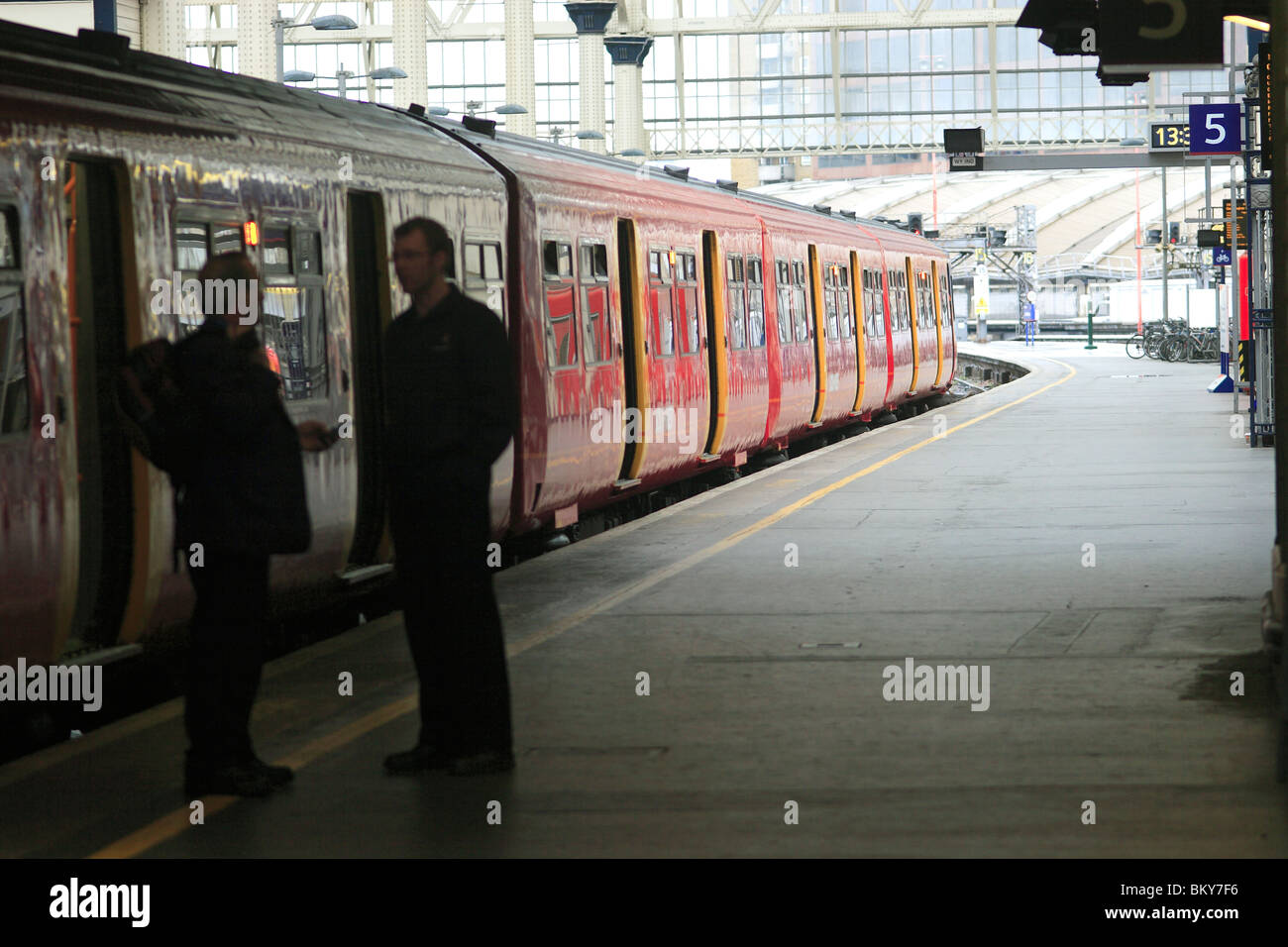Train de banlieue à la gare de Waterloo Photo Stock Alamy