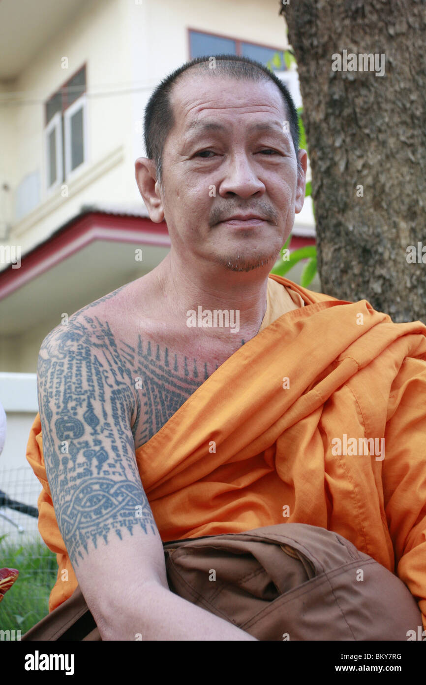 Un moine lors Wai Kru Journée à Wat Phra Bang, un temple bouddhiste en Thaïlande où les moines dévots de tatouage. Banque D'Images