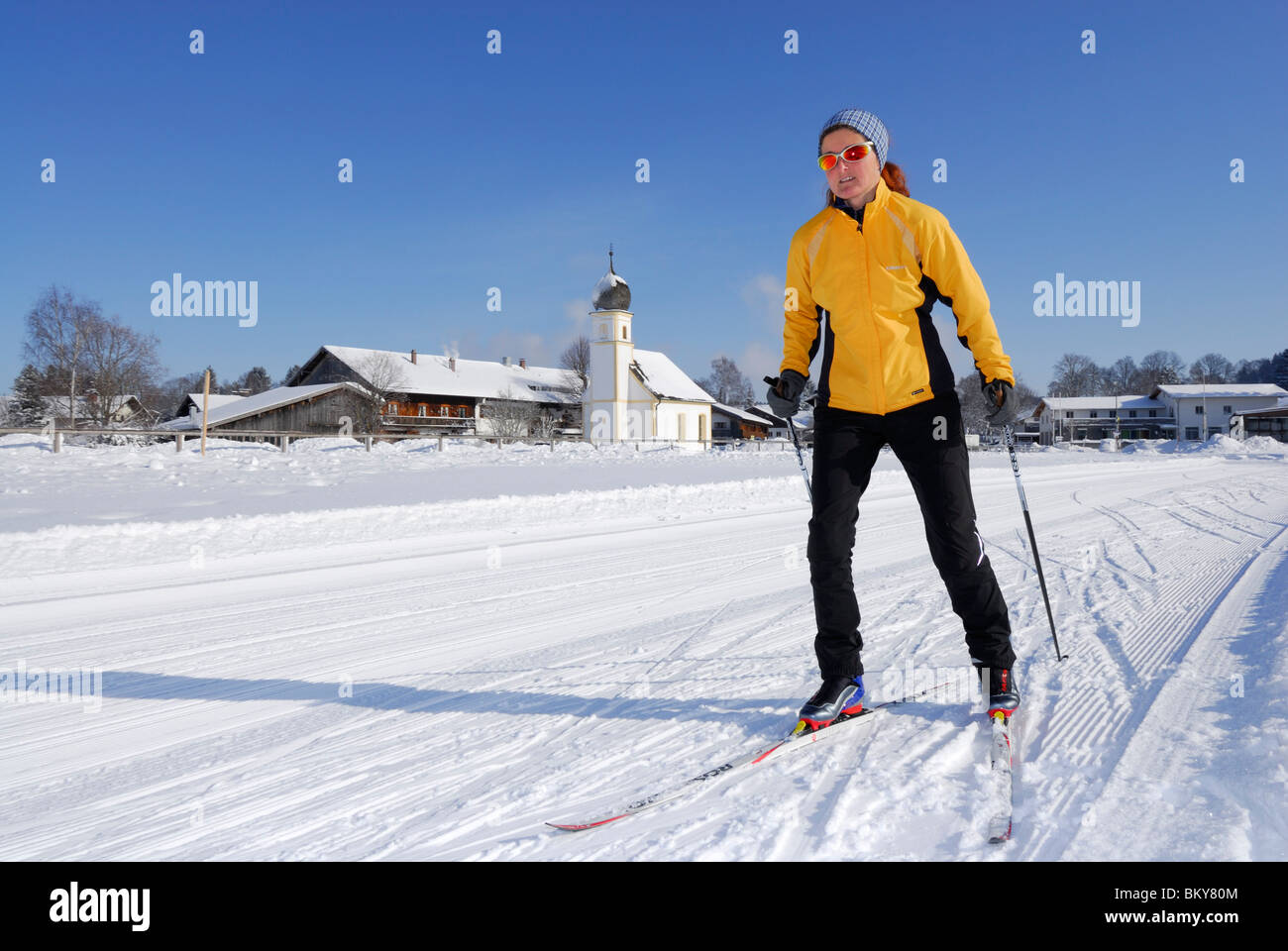 Femme ski de fond, chapell de Hundham, vallée de Leitzach, Haute-Bavière, Bavière, Allemagne Banque D'Images