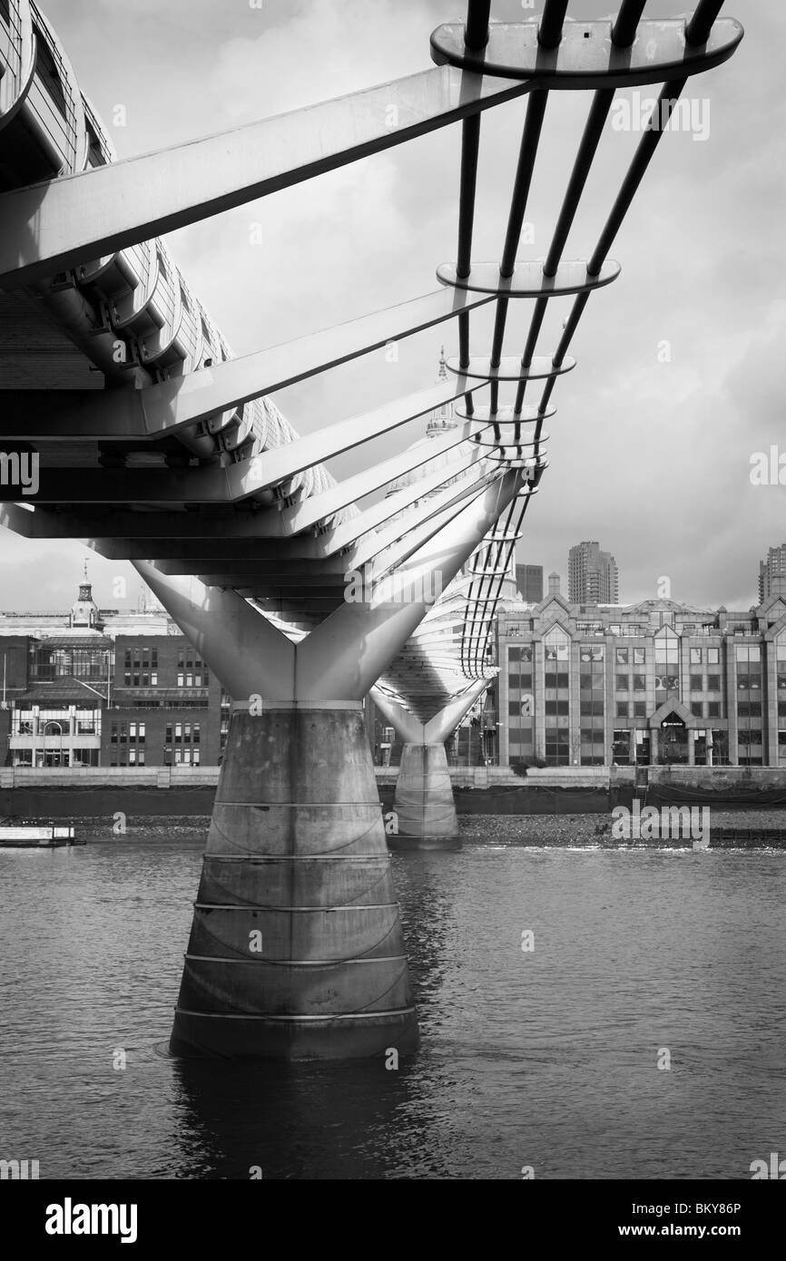 Le Millennium Bridge contemporain construit pour l'année 2000, Londres, Angleterre. Banque D'Images