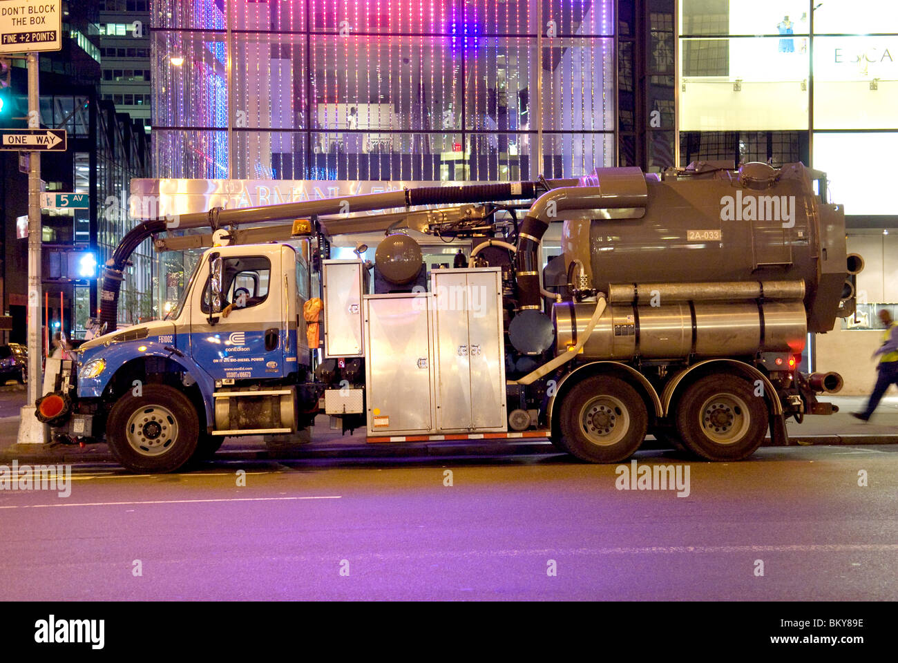 Con Edison Vacuum Truck élimine la saleté et les débris de la tranchée, la 5e Avenue, New York City, Banque D'Images