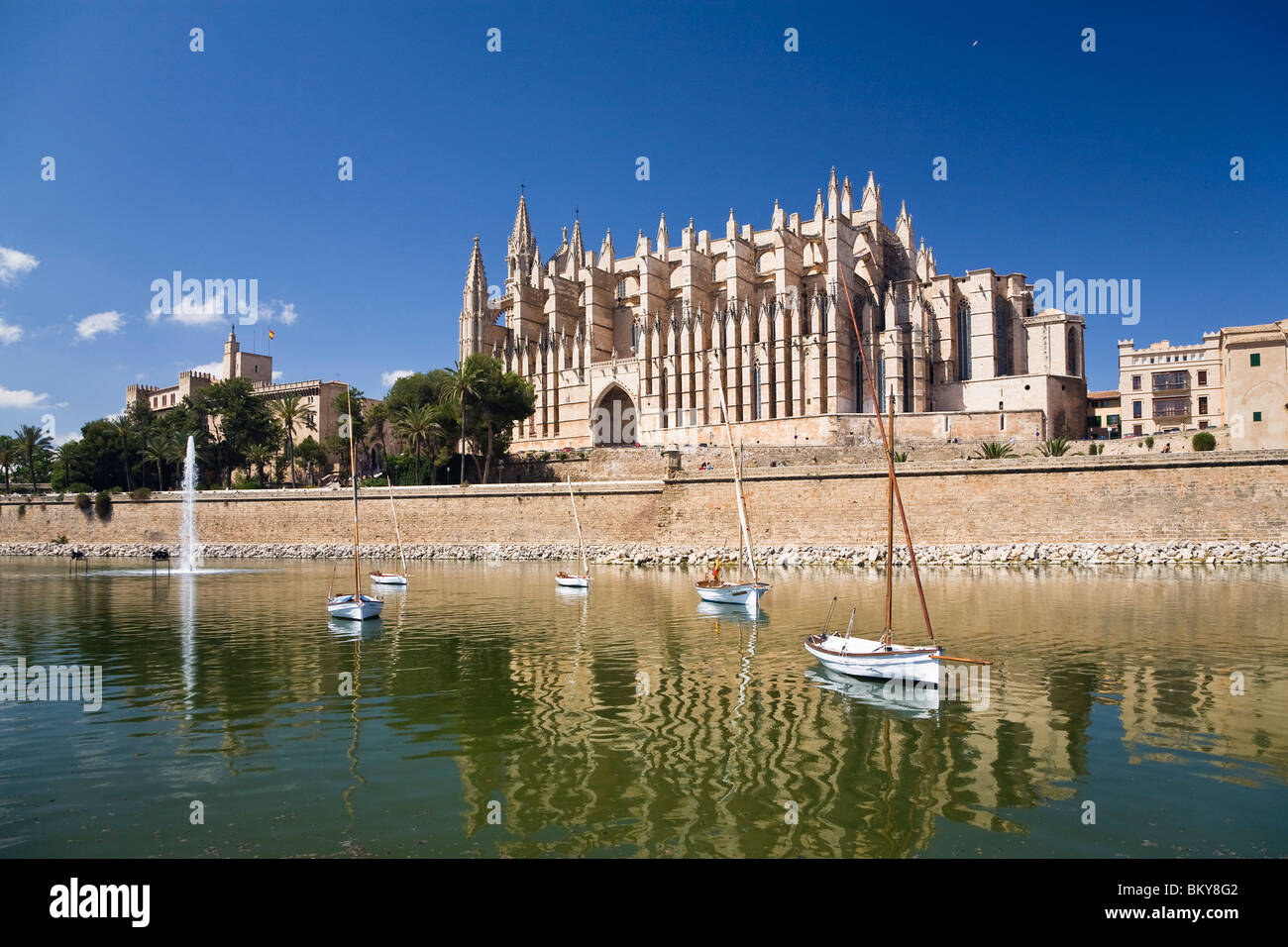 Cathédrale La Seu sous ciel bleu, Palma, Majorque, Espagne, Europe Banque D'Images