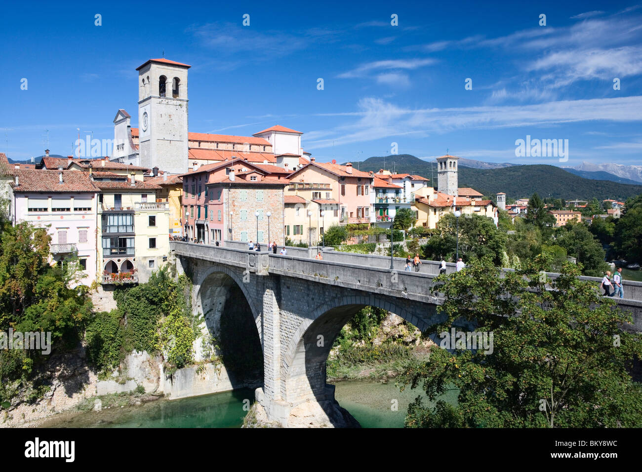 Rivière Natisone avec pont du diable (15ème siècle, reconstruit en 1918), Cividale del Friuli, Frioul-Vénétie Julienne, Italie Banque D'Images