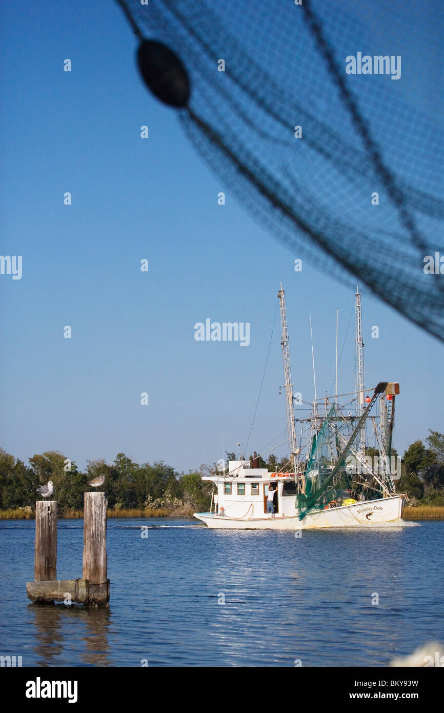 Bateau de pêche sur une branche de la rivière Mississippi, au sud de la Nouvelle Orléans, Louisiane, USA Banque D'Images